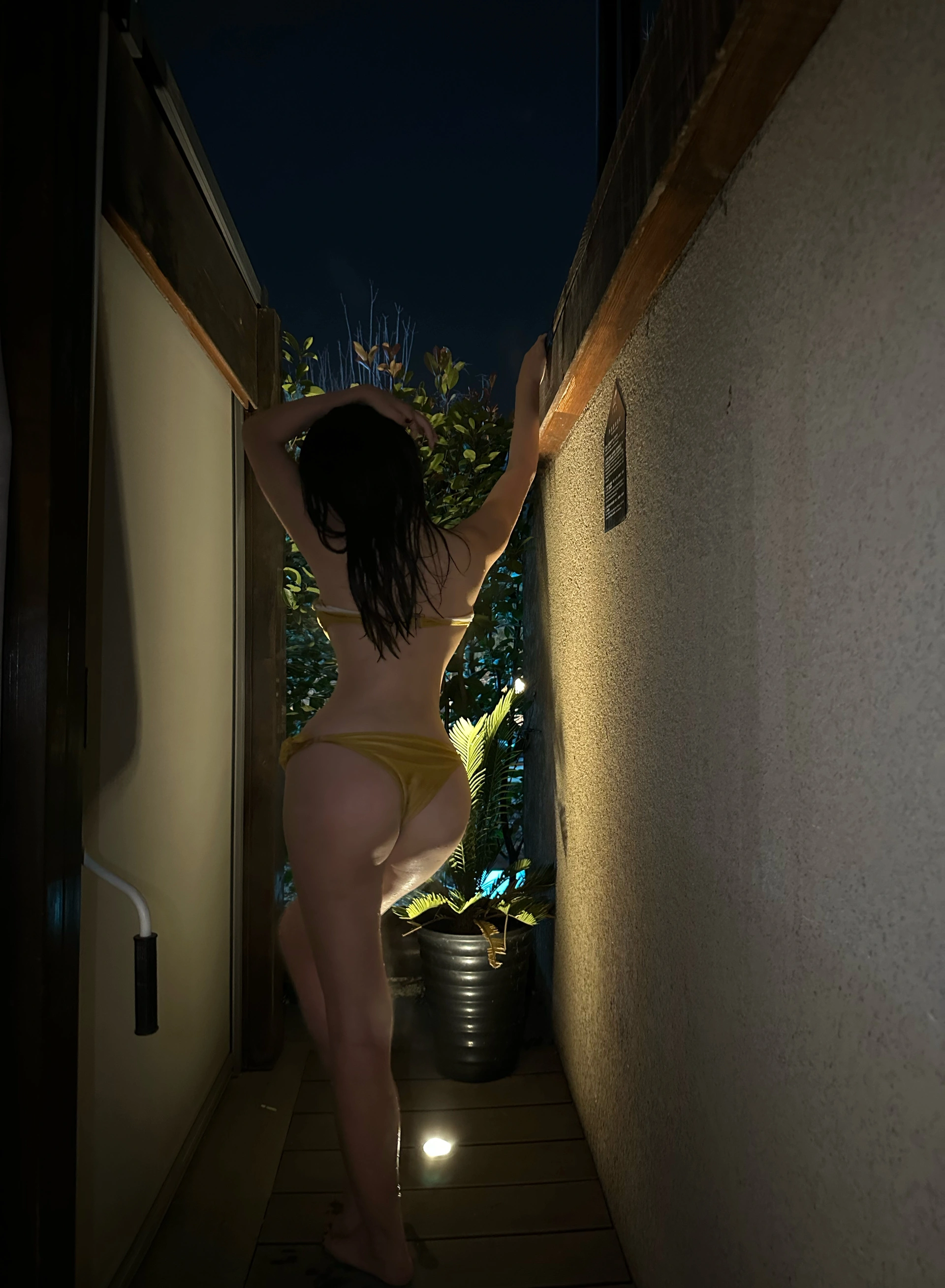 023.奶宝妹纸 – 微密圈系列  深夜游泳池 1